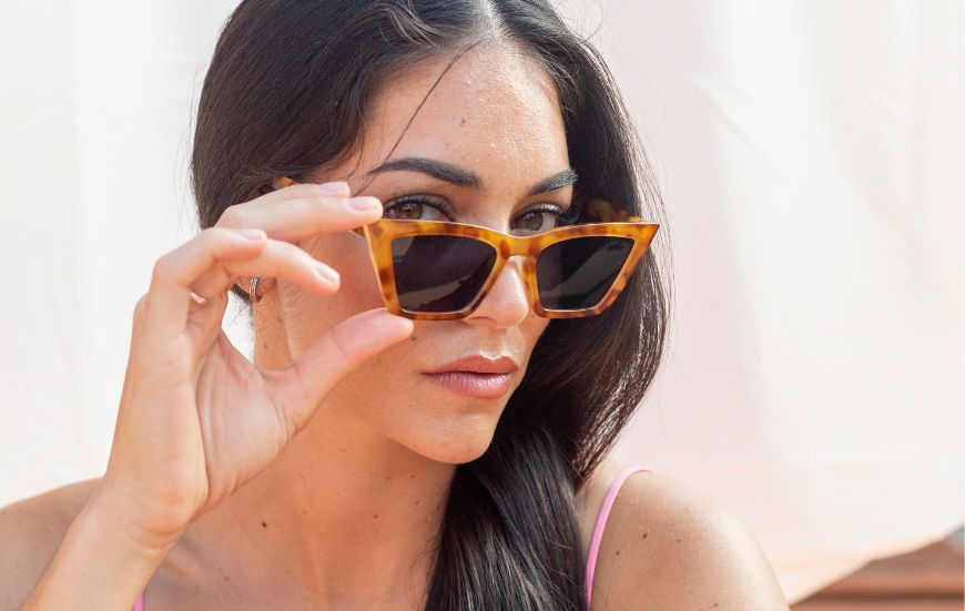 mujer con gafas de sol estilo cat eye