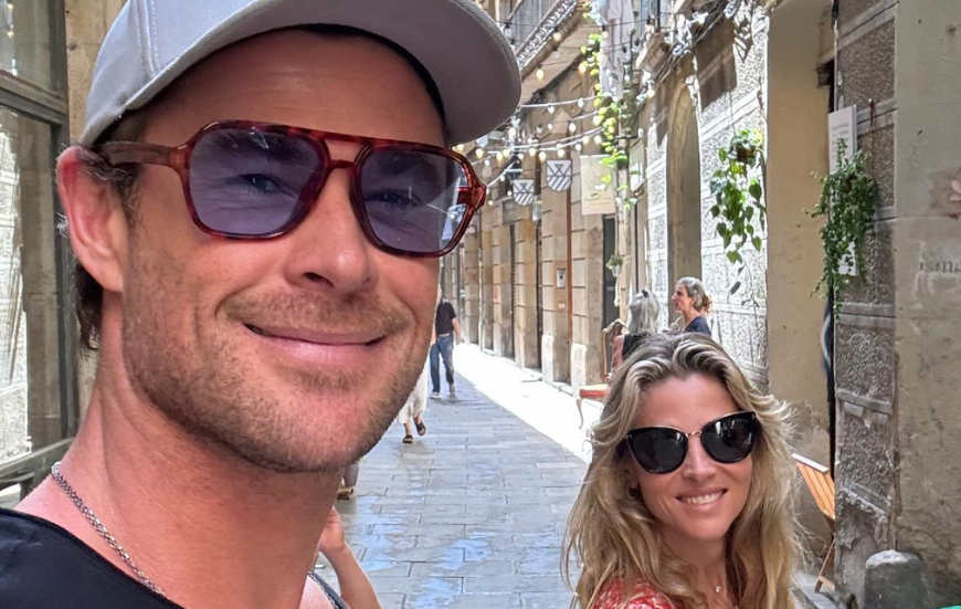 Las mejores gafas de sol cuadradas para hombre que luce Chris Hemsworth en Barcelona.